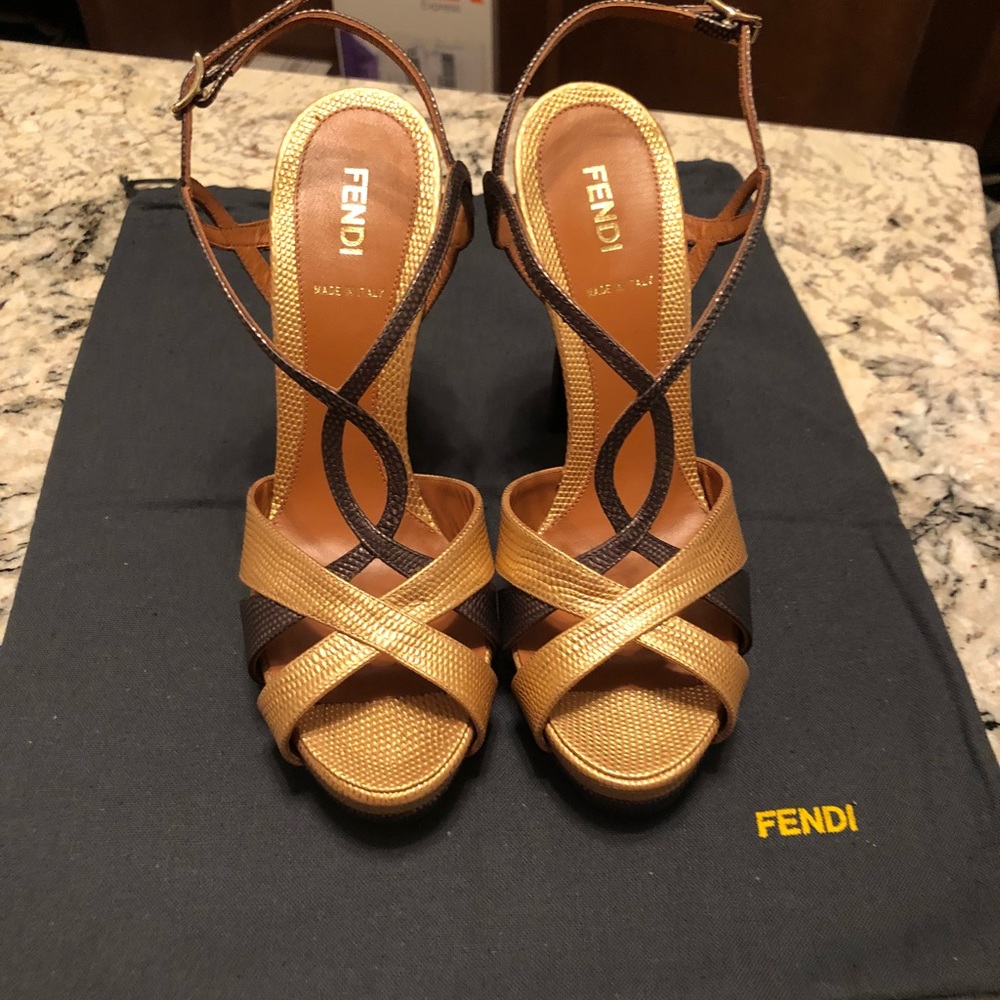 FENDI TwIsted T-strap sandal in Gold